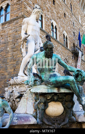 Il Palazzo Vecchio e la fontana del Nettuno, Piazza della Signoria, Firenze, Toscana, Italia Foto Stock