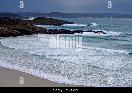 La laminazione di onde che si infrangono sulla spiaggia Polin (Oldshorebeg), vicino Kinlochbervie, Sutherland, Highlands scozzesi, durante un temporale estivo, Scotland Regno Unito Foto Stock