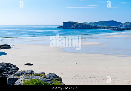 Vuoto bella sabbia bianca della spiaggia e la calma del mare blu a Oldshoremore Bay, vicino Kinlochbervie, Sutherland, Highlands scozzesi, Scotland Regno Unito Foto Stock