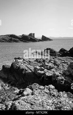 Il gruppo rock a Clachtoll Bay si vede attraverso il roccioso foreshore, Assynt, Sutherland, costa Nord 500 route, Highlands scozzesi, Scotland Regno Unito Foto Stock