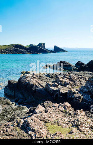 Il gruppo rock a Clachtoll Bay si vede attraverso il roccioso foreshore, Assynt, Sutherland, costa Nord 500 route, Highlands scozzesi, Scotland Regno Unito Foto Stock