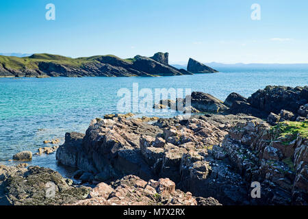 Il gruppo rock a Clachtoll Bay si vede attraverso il roccioso foreshore, Assynt, Sutherland, costa Nord 500 route, Highlands scozzesi, Scotland Regno Unito Foto Stock