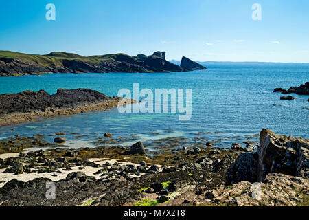 Il gruppo rock a Clachtoll Bay si vede attraverso il roccioso foreshore, Assynt, Sutherland, costa Nord 500 route, Highlands scozzesi, Scotland Regno Unito Foto Stock