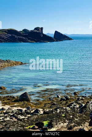 Il gruppo rock a Clachtoll Bay si vede attraverso il roccioso foreshore, Assynt, Sutherland, costa Nord 500 route, Highlands scozzesi, Scotland Regno Unito Foto Stock