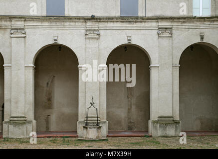 Cortile dei Musei Civici museo di Palazzo D'Avalos, Vasto, Abruzzo, Italia Foto Stock