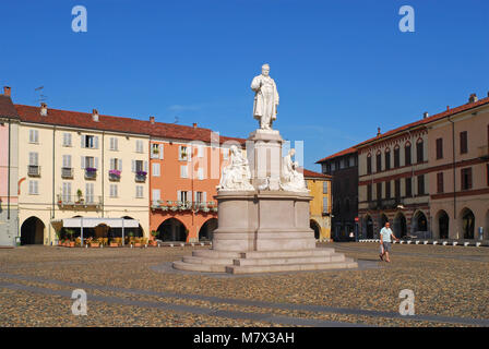 Statua di Cavour in Piazza Cavour, Vercelli Piemonte, Italia Foto Stock