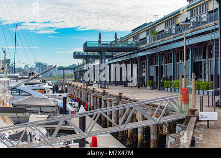 Barche ormeggiate a marina accanto a Jones Bay Wharf, uno del restaurato dito pontili vicino al Ponte del Porto di Sydney in Australia Foto Stock