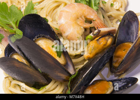 Italiano gli spaghetti con le cozze, vongole, gamberi e pesce di mare, pesce del mediterraneo Foto Stock