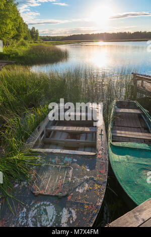Vecchie barche in canne sul lago al mattino Foto Stock