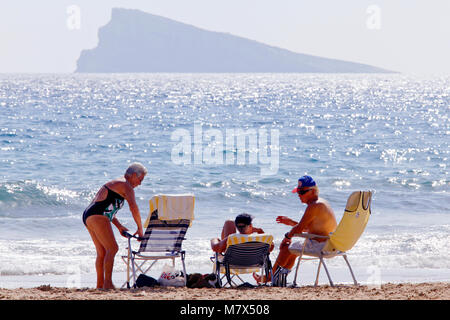 La vecchiaia ai pensionati con Isola di Benidorm / L'illa de Benidorm / La isla de Benidorm in background, Benidorm, Provincia di Alicante, Spagna Foto Stock