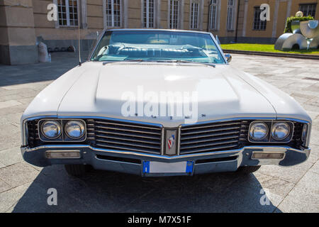 Genova, Italia Giugno 3, 2017 - parte anteriore di un americano bianco auto Buick Foto Stock