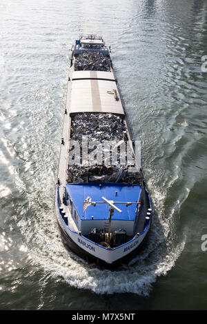 Germania, Colonia, nave da carico con rottami di metallo sul fiume Reno. Deutschland, Koeln, Frachtschiff mit Altmetall auf dem Rhein. Foto Stock