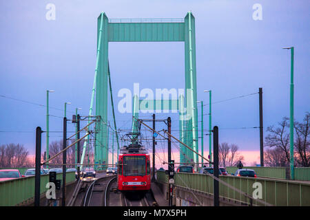 Germania, Colonia, il Muelheimer ponte che attraversa il fiume Reno, vista dal quartiere Muelheim. Deutschland, Koeln, die Muelheimer Bruecke ueber den Foto Stock