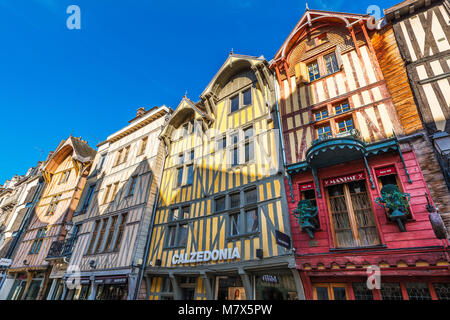 Troyes (Francia settentrionale): facciate di legno tradizionali case di telaio, tipiche della zona dello Champagne, in strada 'rue Emile Zola', nella città cen Foto Stock