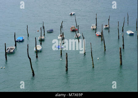 Plouha (Bretagna, a nord-ovest della Francia): Gwin Zegal piccolo porto e scogliere sul mare. Gwin Zegal è uno degli ultimi porti di ormeggio con paletto di legno Foto Stock