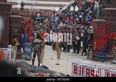 Visualizza la chiusura della frontiera tra India e Pakistan. Cerimonia in India. Foto Stock