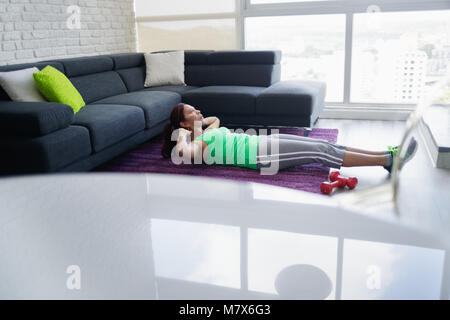 Vecchia donna esercizio e fare attività sportiva a casa Foto Stock