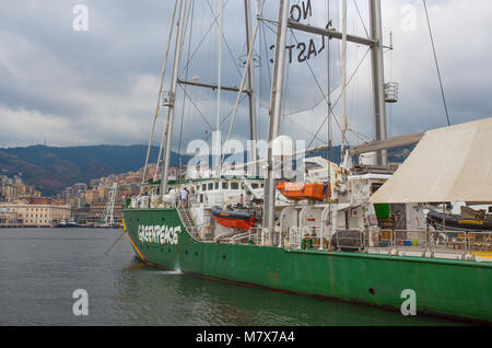 Genova (Genova), Italia Giugno 23, 2017 - Greenpeace Rainbow Warrior barca ancorata nel porto di Genova, Italia. Foto Stock