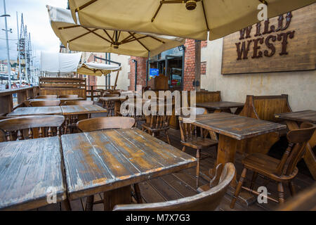 Genova (Genova), Italia, 23 giugno 2017 - 'Old Wild West' ristorante, vuoto, nell'area del porto antico, Italia Foto Stock