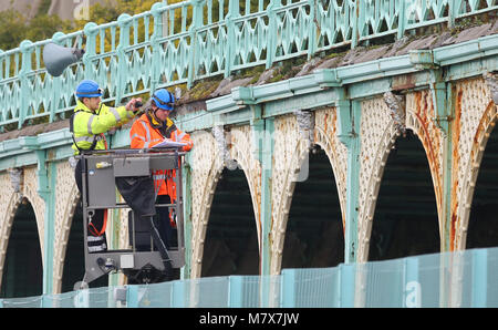 Geometri esaminare i lavori in ferro di Madeira terrazza sul lungomare di Brighton. Un totale di 148 archi sono per essere completamente restaurato per un costo stimato di oltre £ 24 milioni di sterline. Tutta la classe II-elencati di struttura in ghisa che forme di Brighton terrazze di Madera è stata chiusa al pubblico su timori parti potrebbe crollare. Foto Stock