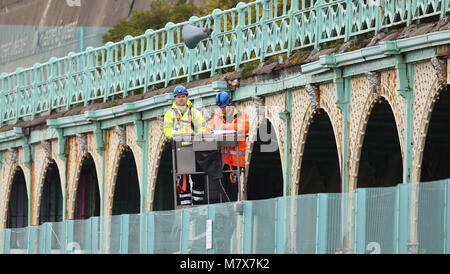 Geometri esaminare i lavori in ferro di Madeira terrazza sul lungomare di Brighton. Un totale di 148 archi sono per essere completamente restaurato per un costo stimato di oltre £ 24 milioni di sterline. Tutta la classe II-elencati di struttura in ghisa che forme di Brighton terrazze di Madera è stata chiusa al pubblico su timori parti potrebbe crollare. Foto Stock