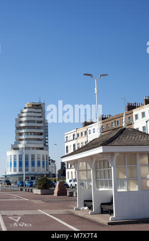 Riparo del vento e Marine Court, St Leonards on Sea, East Sussex, Regno Unito Foto Stock