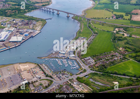 Antenna dell'ORWELL BRIDGE, IPSWICH CON FOX MARINA E ORWELL YACHT CLUB IN PRIMO PIANO. Foto Stock