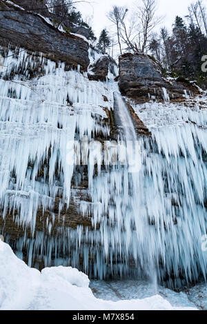 Quando ottenere temperature di congelamento a soffietto per pochi dazys, la cascata Pericnik si trasforma in wonderland ghiacciato Foto Stock