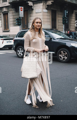 Milano, Italia - 22 Febbraio 2018: i modelli di moda, blogger e influenzatori in posa e camminare sulla strada durante la settimana della moda milanese. Foto Stock