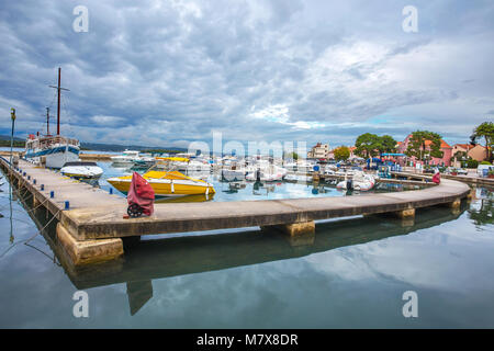 Biograd na moru porto sotto un cielo cludy, Dalmazia, Croazia, Porto /// barche gite in barca Foto Stock