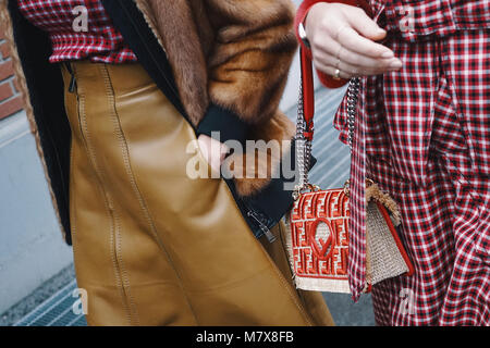 Milano, Italia - 22 Febbraio 2018: ragazze alla moda indossando Fendi abbigliamento e accessori durante la settimana della moda milanese. Foto Stock