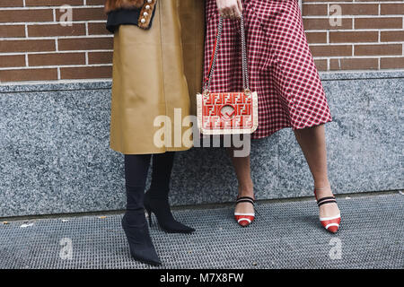 Milano, Italia - 22 Febbraio 2018: ragazze alla moda indossando Fendi abbigliamento e accessori durante la settimana della moda milanese. Foto Stock