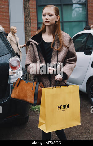 Milano, Italia - 22 Febbraio 2018: modello di moda in posa dopo Fendi fashion show durante la settimana della moda milanese. Foto Stock