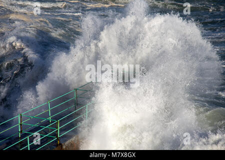 Mare mosso onde si infrangono su un molo, mare mediterraneo, costa ligure, Italia. Foto Stock