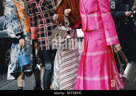 Milano, Italia - 22 Febbraio 2018: ragazze alla moda indossando Fendi abbigliamento e accessori durante la settimana della moda milanese. Foto Stock