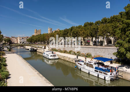 Barche ormeggiate lungo il Canal de la Robine, Narbonne, Occitanie, Francia Foto Stock