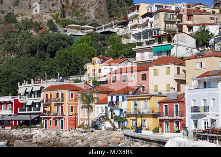 Vecchi edifici colorati street Parga Grecia Foto Stock