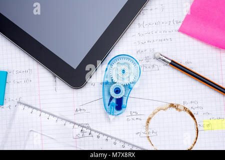 Tavoletta digitale, matita, righello sul foglio di carta con formule matematiche. Scuola, l'Istruzione e scienza del concetto. Foto Stock