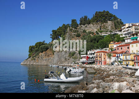 Vecchio rovinato fortezza sulla collina e gli edifici colorati Parga Grecia Foto Stock