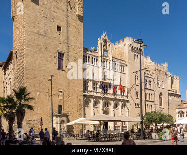 Donjon Gilles Aycelin e Palais des Archeveques nella Place de l'Hotel de ville, Narbonne, Occitanie, Francia Foto Stock