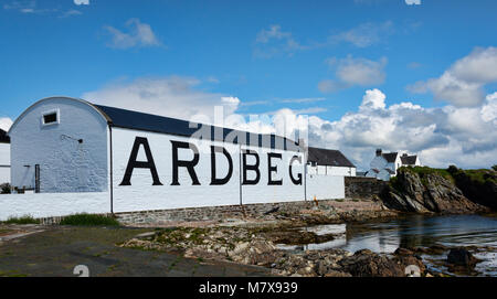 La Distilleria Ardbeg magazzino, Islay Foto Stock