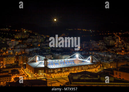 Genova, Italia - 29 Ottobre 2015 - vista aerea del football Stadium' Luigi Ferraris" di Genova da notte. Foto Stock