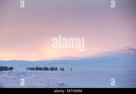 Tramonto in un nord innevato paesaggio mongolo Foto Stock