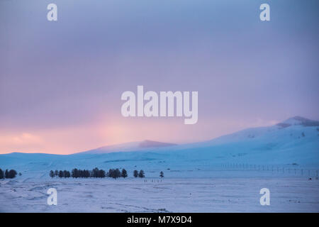 Tramonto in un nord innevato paesaggio mongolo Foto Stock