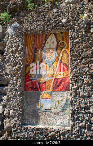 L'Europa, Italia, San Fruttuoso. Parete religiosa mosaico di un Papa Cattolico Foto Stock