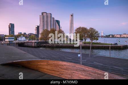 Architettura moderna edifici e Rotterdam War Memorial a Leuvehaven, Rotterdam, Paesi Bassi Foto Stock