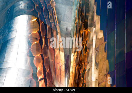 WA13803-00...WASHINGTON - riflessioni colorate sulle pareti già colorate del Museum of Pop Culture al Seattle Center. 2017 Foto Stock