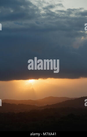 Canale di Panama con cielo nuvoloso al tramonto Foto Stock