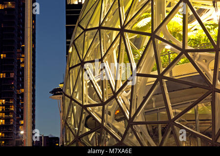 WA13872-00...WASHINGTON - una delle biosfere amazzoniche piene di piante esotiche e lo Space Needle nel centro di Seattle, al 6th e Lenora. 2017 Foto Stock