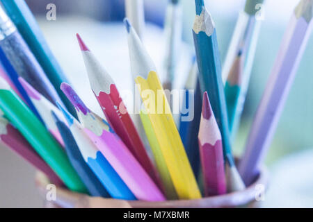 Matite colorate in un bicchiere Foto Stock